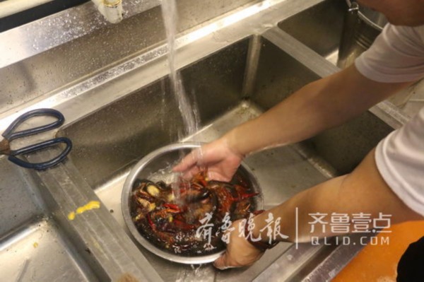 济南小龙虾店争打卫生牌“剪”每月支出近万元(图4)