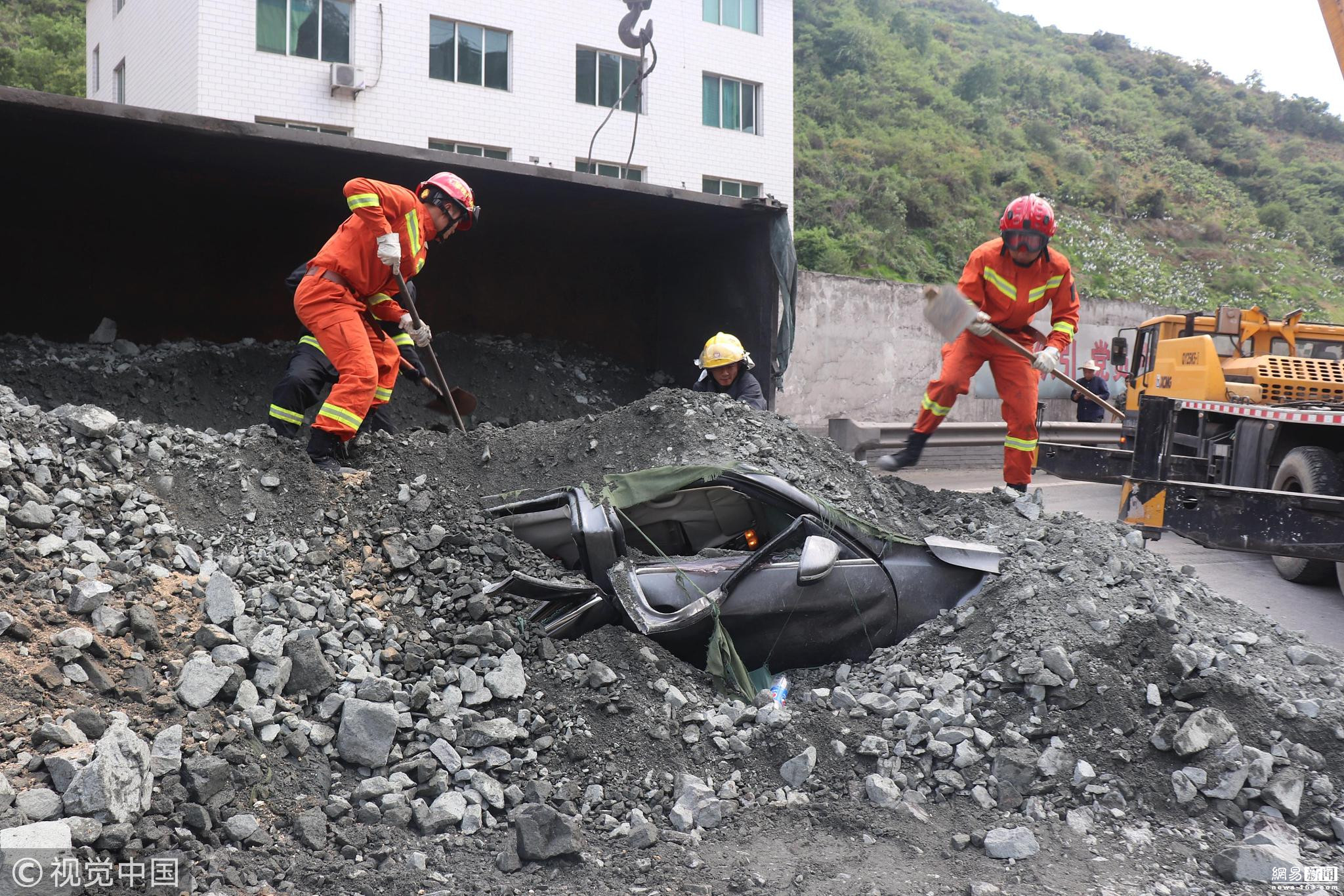 垃圾鞋盒里跳出小鳄鱼 吓坏保洁阿姨(图1)
