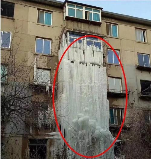 窗户外十几米高冰瀑布竟是暖气惹的祸(图1)